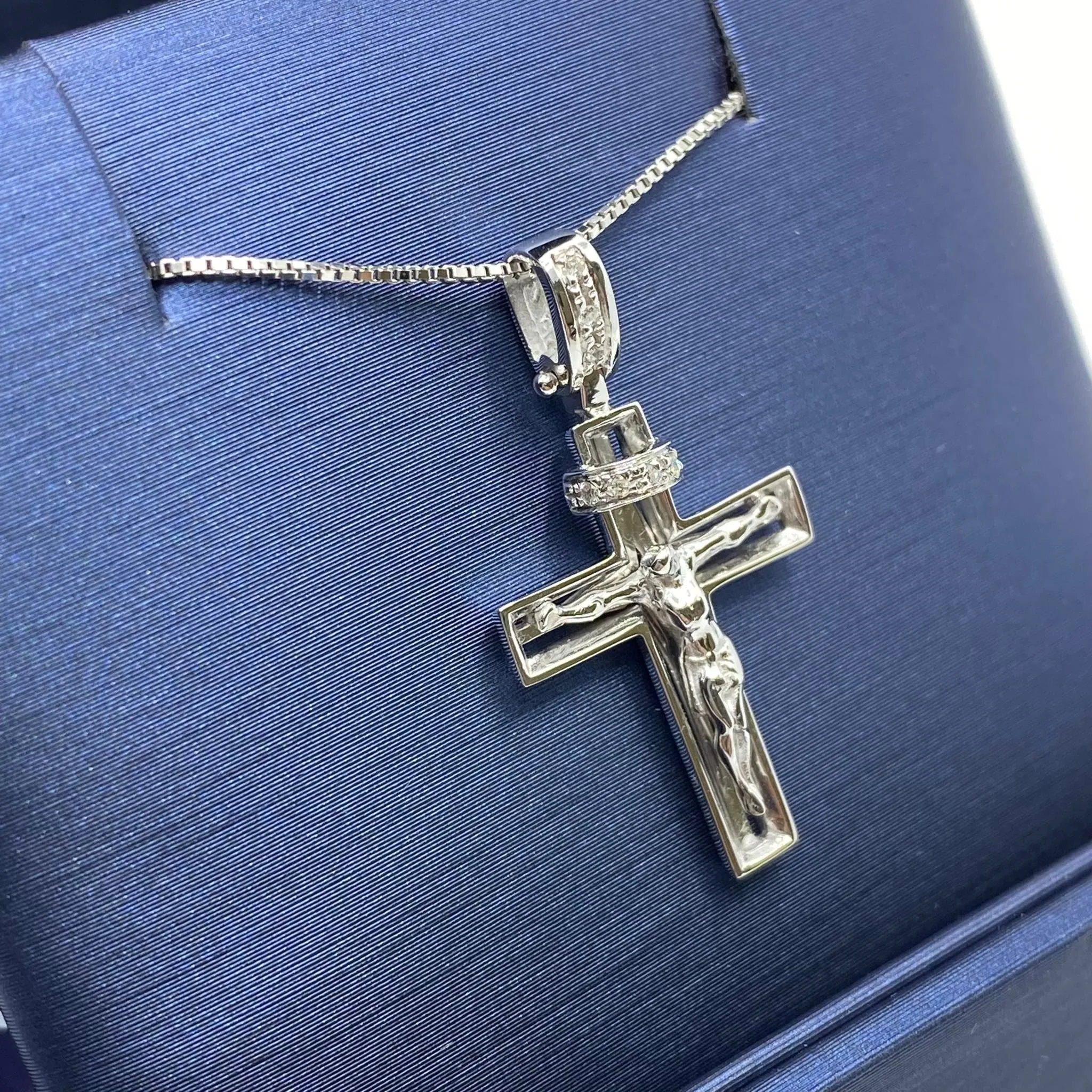 Collana Con Croce in Oro Bianco e Brillanti Bianchi