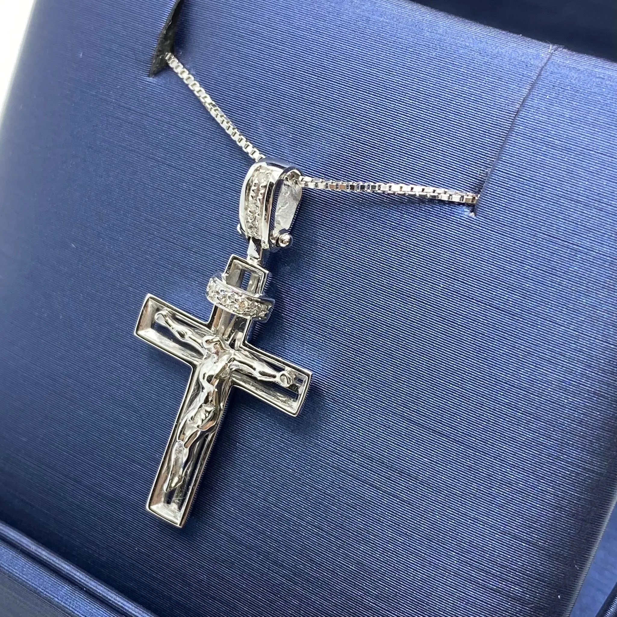 Collana Con Croce in Oro Bianco e Brillanti Bianchi